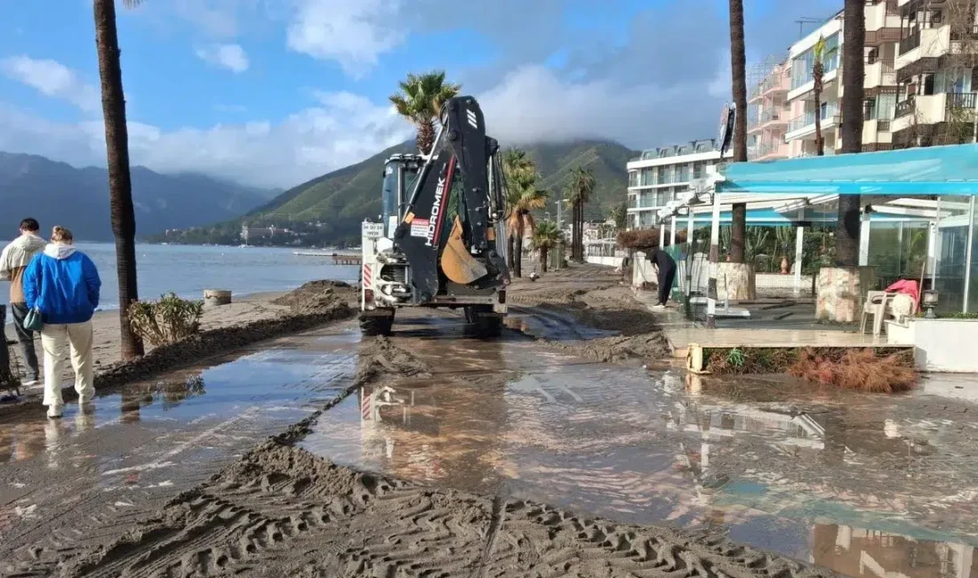 Muğla’nın Marmaris ilçesinde gece boyunca etkisini sürdüren şiddetli fırtına ve