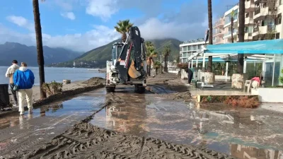 Muğla’nın Marmaris ilçesinde gece boyunca etkisini sürdüren şiddetli fırtına ve