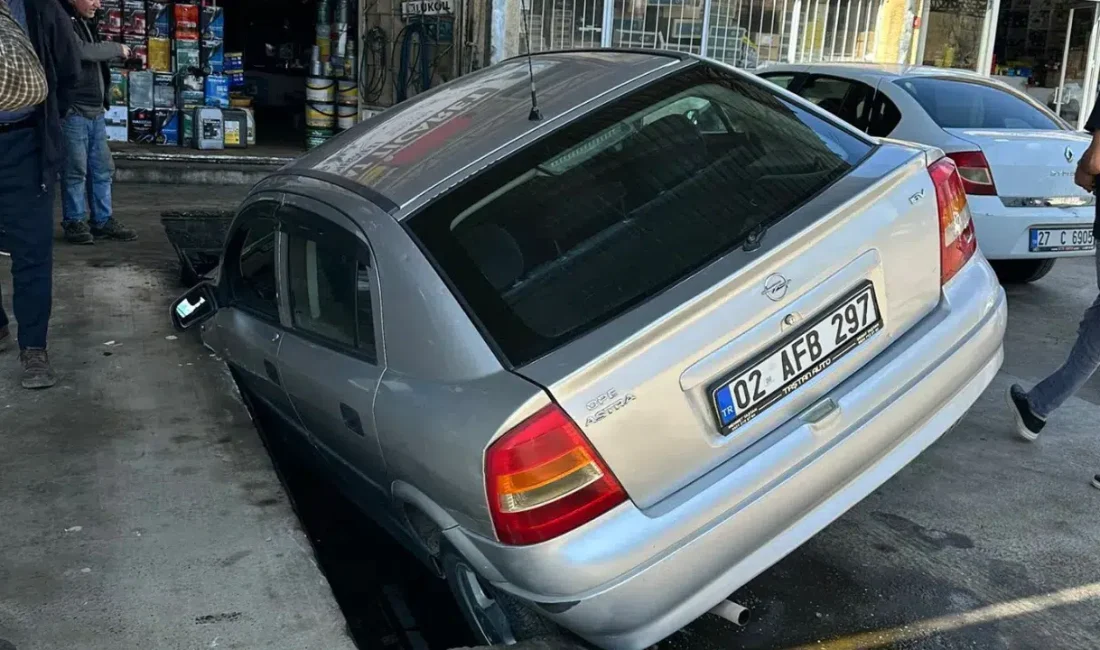 Adıyaman’da sabah saatlerinde meydana gelen ilginç kazada bir otomobil, yol