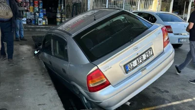 Adıyaman’da gerçekleşen talihsiz kazada seyir halindeki bir otomobil, yol kenarındaki