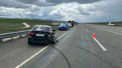 Elazığ’da sürücüsünün direksiyon hakimiyetini kaybettiği otomobilin bariyerlere çarpması sonucu meydana