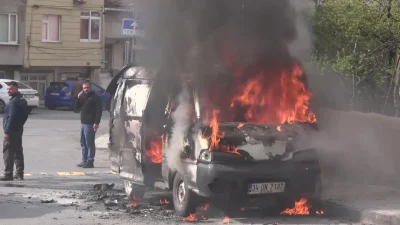 İstanbul Ataşehir’de gece saatlerinde park halindeki bir minibüs henüz belirlenemeyen