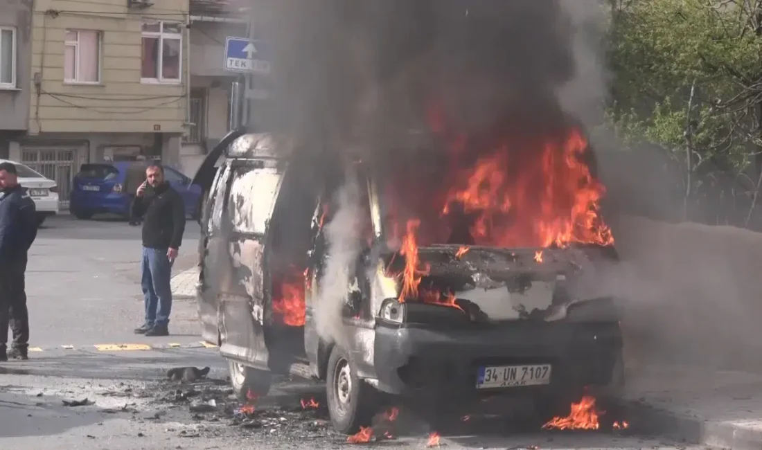 İstanbul Ataşehir’de park halindeki bir minibüsün aniden alevlere teslim olması