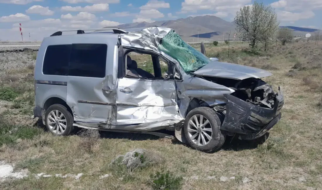 Konya’nın Karapınar ilçesinde tır ile hafif ticari aracın çarpışması sonucu