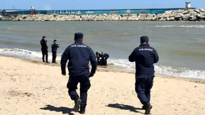 İstanbul Arnavutköy’de sabahın ilk ışıklarıyla birlikte Karaburun Sahili’nde kıyıya vuran