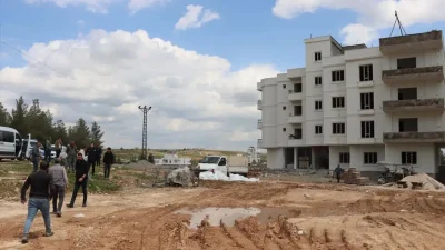 Mardin’in Midyat ilçesinde bir inşaatın üçüncü katında çalışan 49 yaşındaki