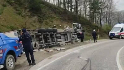 Bursa’nın İnegöl ilçesinde kontrolden çıkan su yüklü tırın yamaca devrilmesi