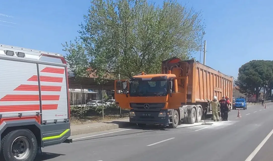 İzmir’in Bayındır ilçesinde seyir halindeki bir belediye atık taşıma kamyonu,