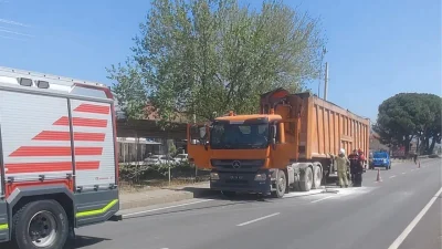 İzmir’in Bayındır ilçesinde seyir halindeki bir belediye atık taşıma kamyonu,