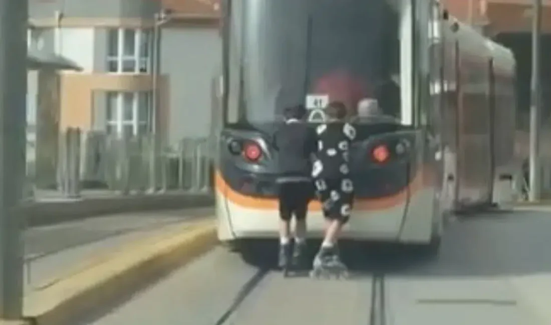 Eskişehir’de tramvayın arkasına tutunarak ilerleyen patenli iki çocuğun korku dolu
