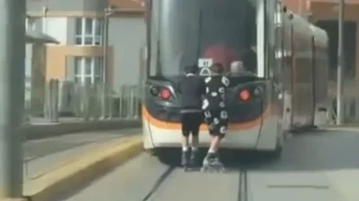 Eskişehir’de tramvayın arkasına tutunarak ilerleyen patenli iki çocuğun korku dolu