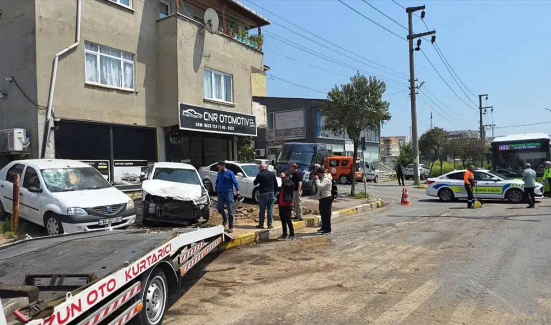 Kocaeli’nin Gebze ilçesinde kamyonet ile otomobilin çarpışması sonucu meydana gelen