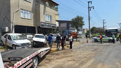 Kocaeli’nin Gebze ilçesinde kamyonet ile otomobilin çarpışması sonucu meydana gelen