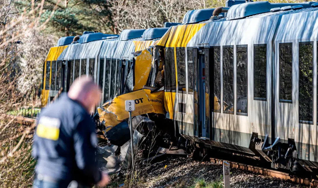Danimarka’da iki yolcu treninin kafa kafaya çarpışması sonucu ortalık adeta