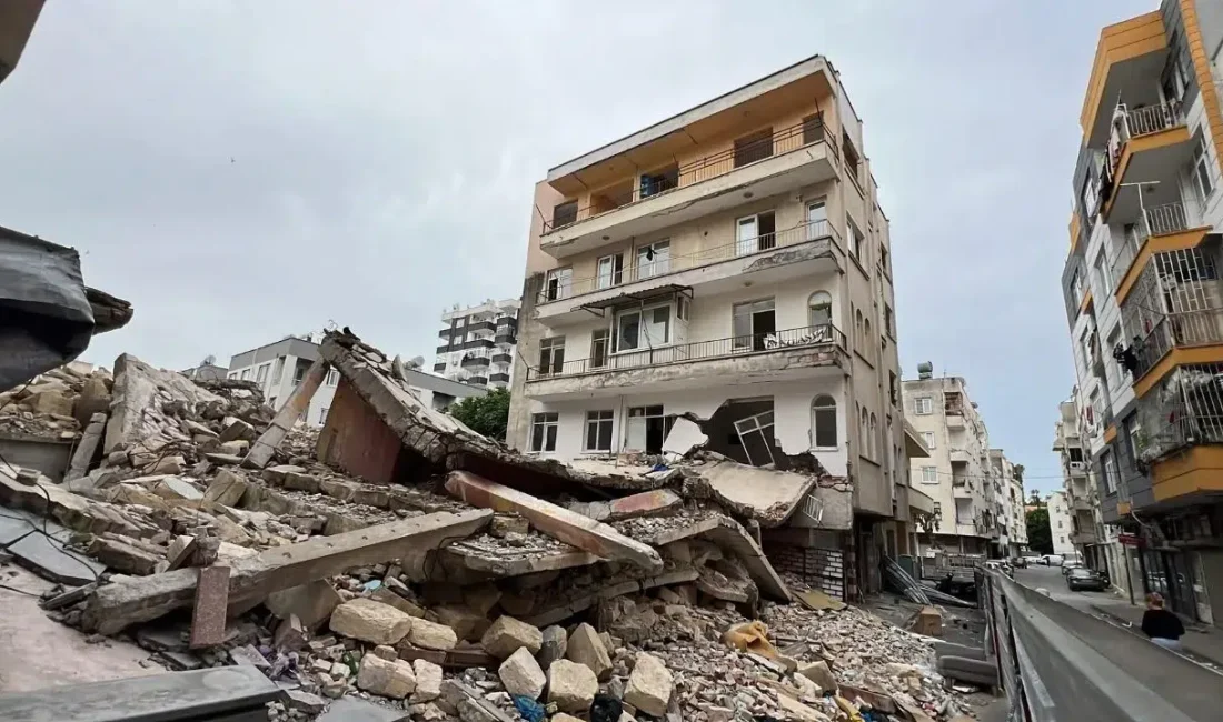 Mersin’in Akdeniz ilçesinde kontrollü bina yıkımı sırasında yan taraftaki binanın