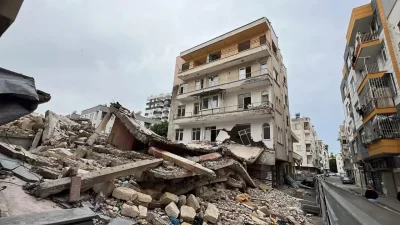 Mersin’in Akdeniz ilçesinde gerçekleştirilen kontrollü bina yıkımı sırasında yan taraftaki