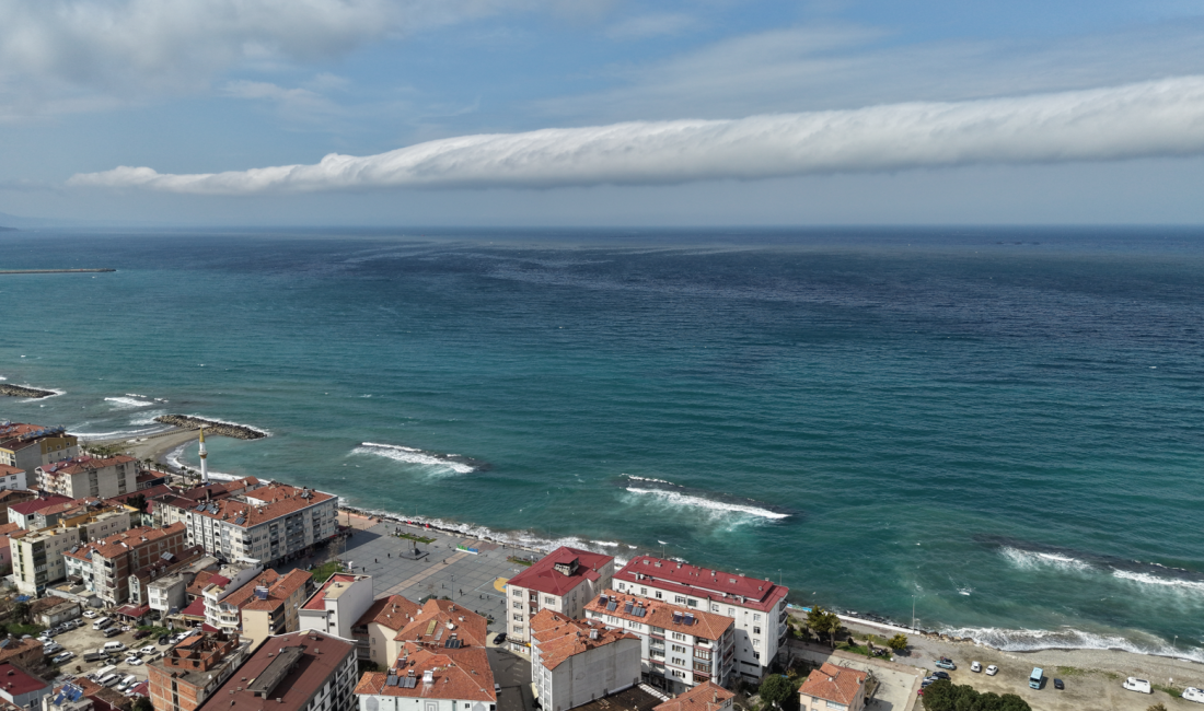 Samsun’un Yakakent ilçesinde Karadeniz üzerinde aniden beliren ve nadir rastlanan