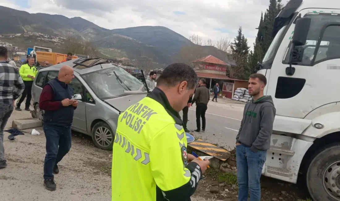 Osmaniye’nin Bahçe ilçesinde tır ile hafif ticari aracın karıştığı şiddetli