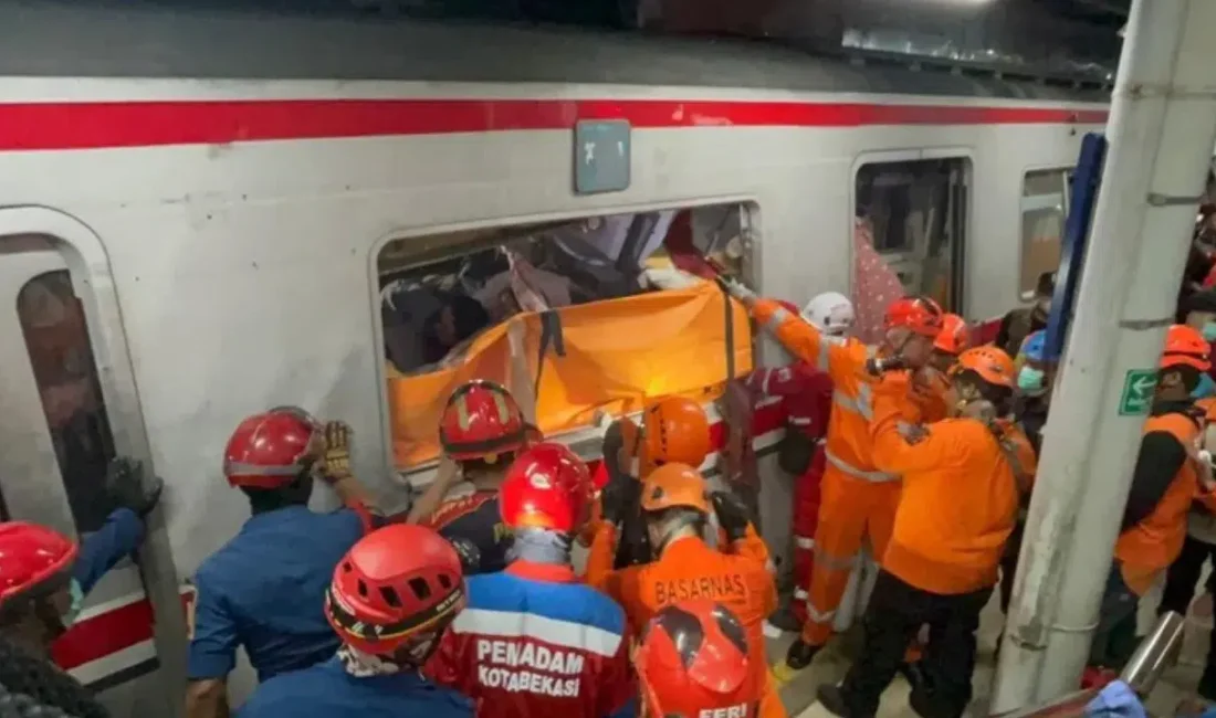 Endonezya’nın Batı Java bölgesinde iki yolcu treninin çarpışması sonucu raylar