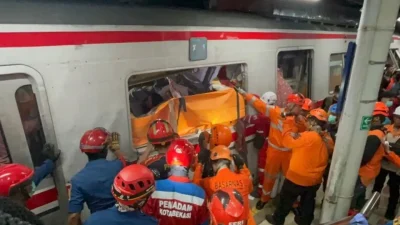 Endonezya’nın Batı Java bölgesinde iki yolcu treninin çarpışması sonucu raylar