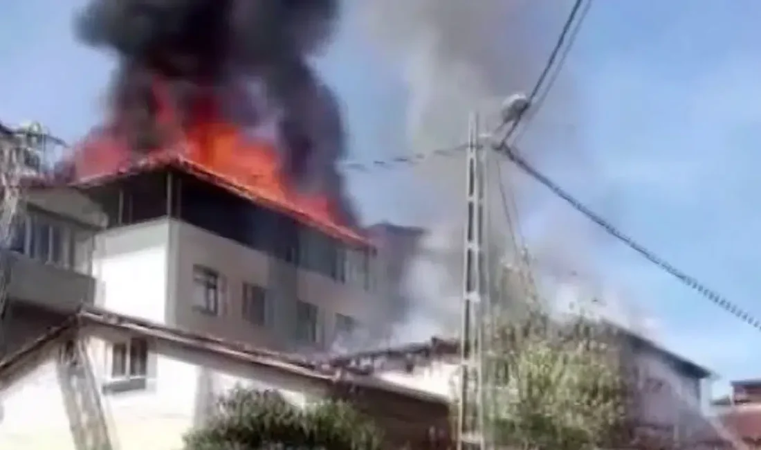 İstanbul Sultanbeyli’de 3 katlı bir binanın çatısında yapılan tadilat çalışmaları