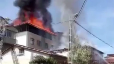 İstanbul Sultanbeyli’de 3 katlı bir binanın çatısında yapılan tadilat sırasında