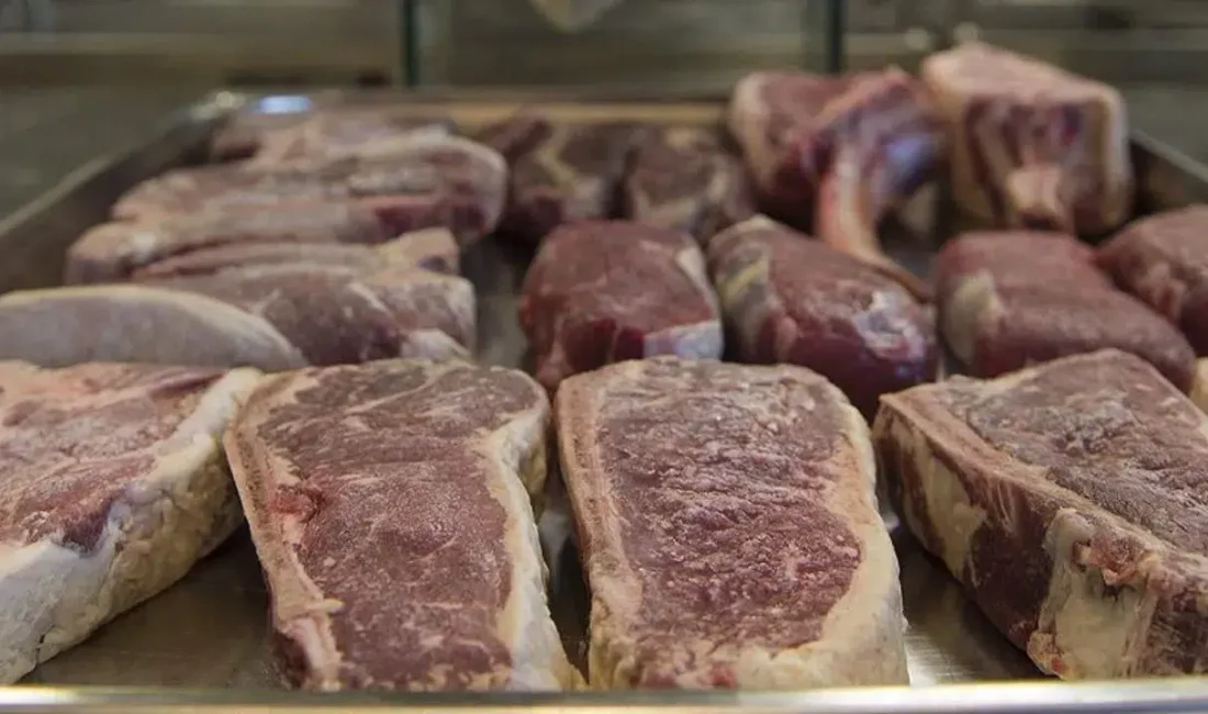 Antalya’nın Serik ilçesinde gerçekleştirilen rutin zabıta denetimleri sırasında bir kasap