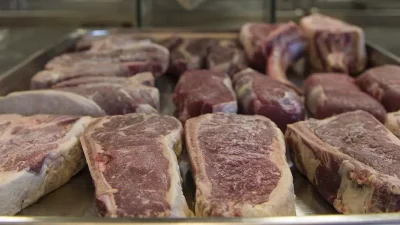 Antalya’nın Serik ilçesinde gerçekleştirilen rutin zabıta denetimleri sırasında bir kasap