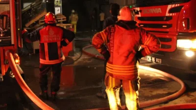İstanbul Ümraniye’de bir iş yerinde aniden yükselen alevler bölgede büyük