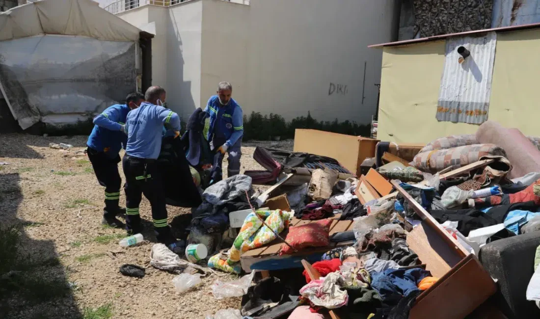 Mersin’in Akdeniz ilçesinde sahipleri hayatını kaybeden müstakil bir evden yayılan
