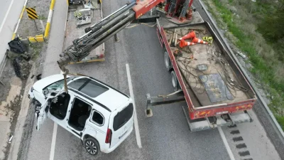 Afyonkarahisar’ın Emirdağ ilçesinde kontrolden çıkarak orta refüje savrulan ve yan