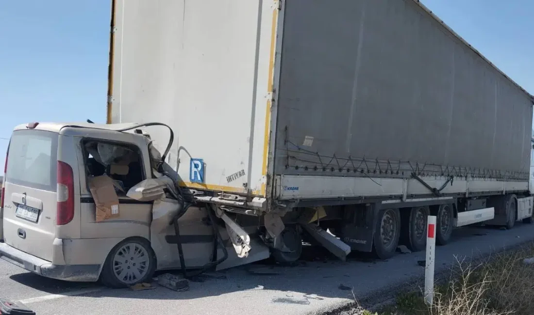 Karaman’da gece saatlerinde meydana gelen feci kazada, hafif ticari araç