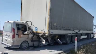 Karaman’da gece saatlerinde meydana gelen feci kazada, hafif ticari araç