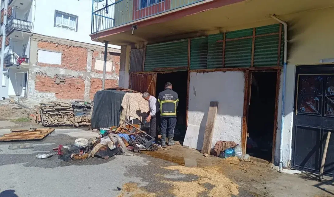 Afyonkarahisar’ın Sandıklı ilçesinde üç katlı bir binanın depo kısmında aniden
