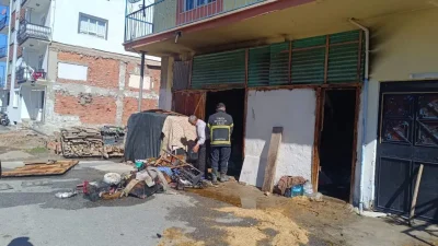 Afyonkarahisar’ın Sandıklı ilçesinde üç katlı bir binanın depo kısmında aniden
