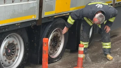Eskişehir’de seyir halindeyken lastiği patlayan bir tırda çıkan dumanlar çevrede