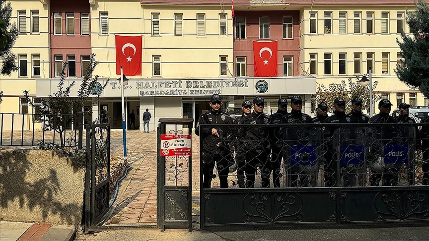 Şanlıurfa Halfeti Belediyesine düzenlenen şafak operasyonunda, aralarında eski Belediye Başkanı