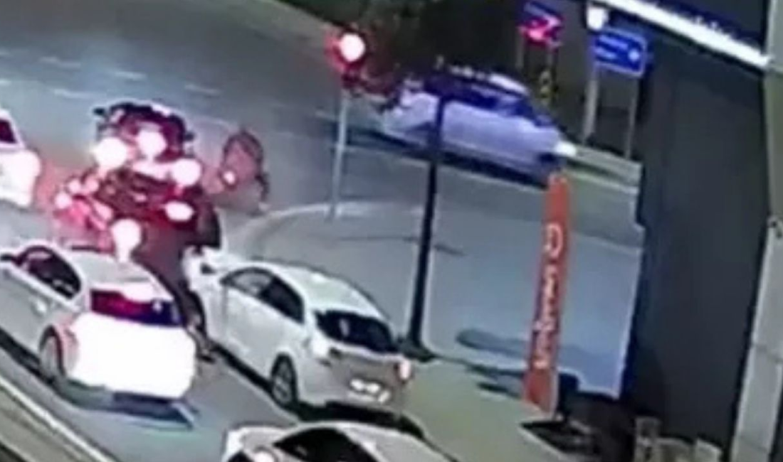 Trabzon’un Yomra ilçesinde akılalmaz bir trafik kazası meydana geldi. Kırmızı