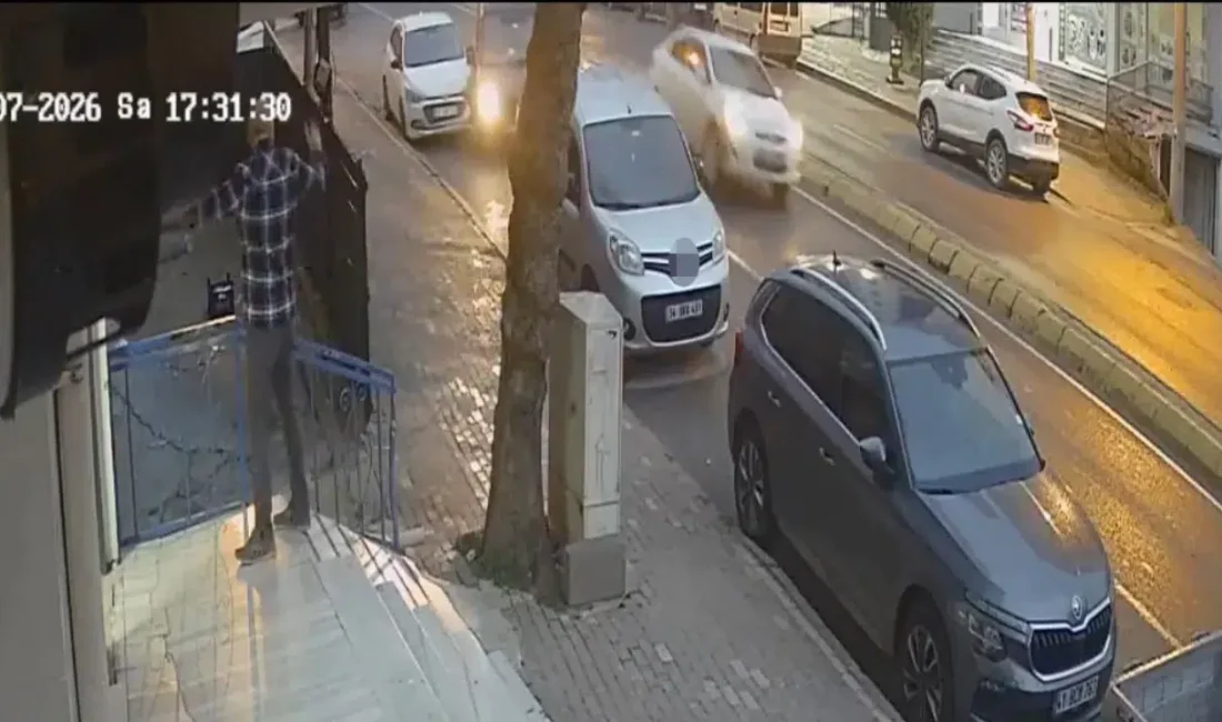 Kocaeli’nin Gebze ilçesinde kontrolden çıkan bir otomobilin seyir halindeki ve