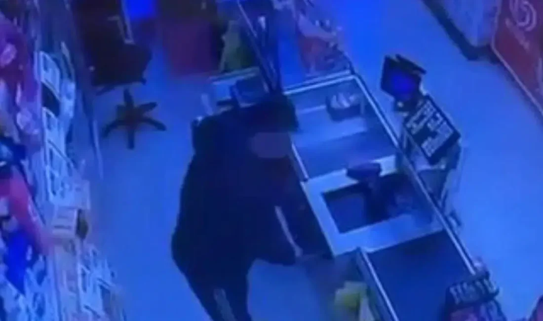 Bursa’nın Gemlik ilçesinde bir markete giren kimliği belirsiz şahıs, kasadaki