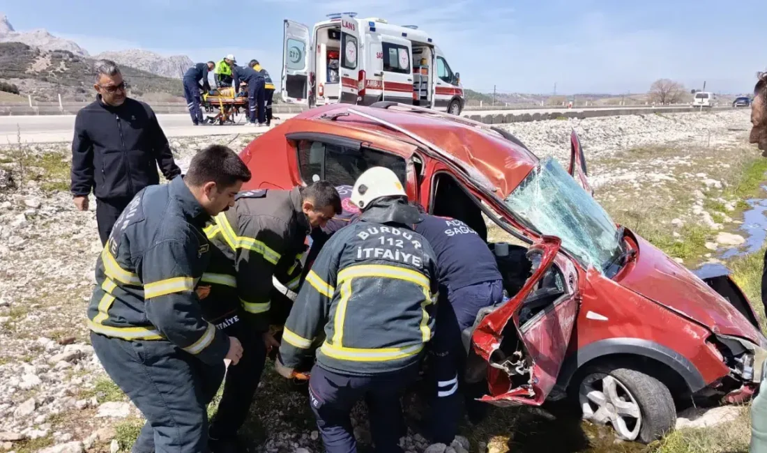 Burdur’da sürücüsünün direksiyon hakimiyetini kaybetmesi sonucu yoldan çıkarak şarampole savrulan