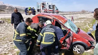 Burdur’da sürücüsünün direksiyon hakimiyetini kaybetmesi sonucu yoldan çıkarak şarampole savrulan