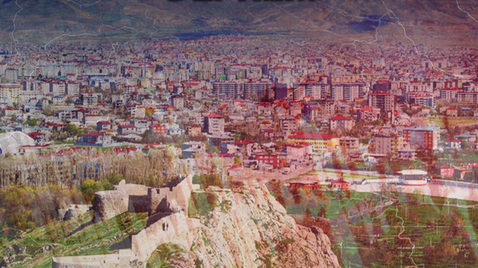 Van’ın Tuşba ilçesinde meydana gelen 5,2 büyüklüğündeki deprem büyük paniğe