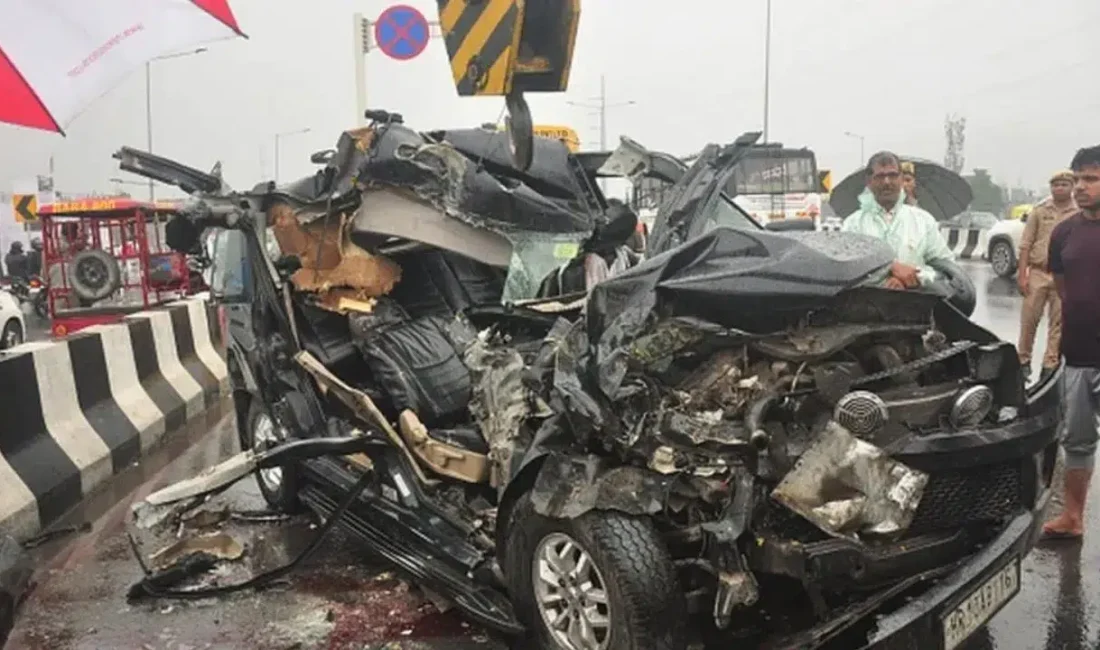 Hindistan’ın Bihar eyaletinde otobüs, pick-up ve kamyonun karıştığı feci zincirleme