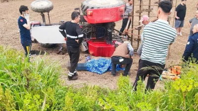Sakarya’nın Adapazarı ilçesinde tarlasında çalışırken devrilen traktörün altında kalan 59