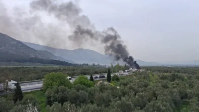 Manisa’nın Kırkağaç ilçesinde seyir halindeyken kontrolden çıkarak bariyerlere savrulan otomobilin