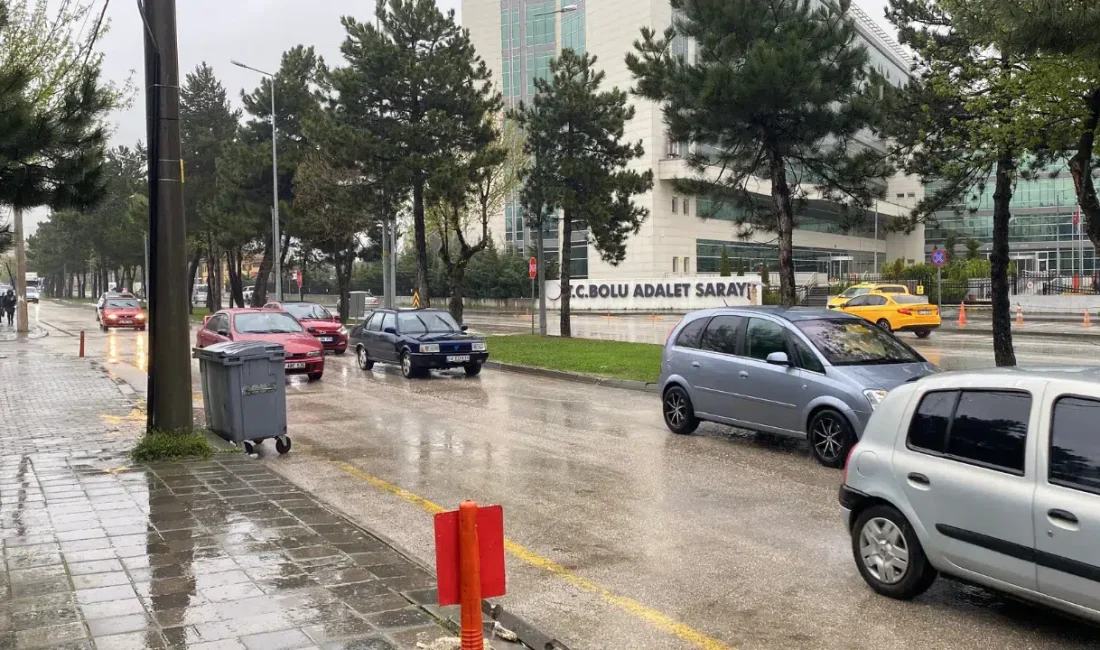 Bolu’da sabah saatlerinden itibaren etkisini gösteren şiddetli yağışlar kenti adeta