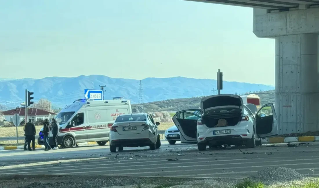 Elazığ-Pertek karayolunda iki otomobilin şiddetli şekilde çarpışması sonucu meydana gelen