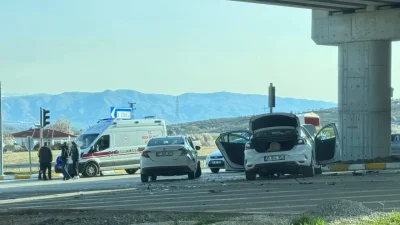 Elazığ-Pertek karayolunda iki otomobilin şiddetli şekilde çarpışması sonucu meydana gelen
