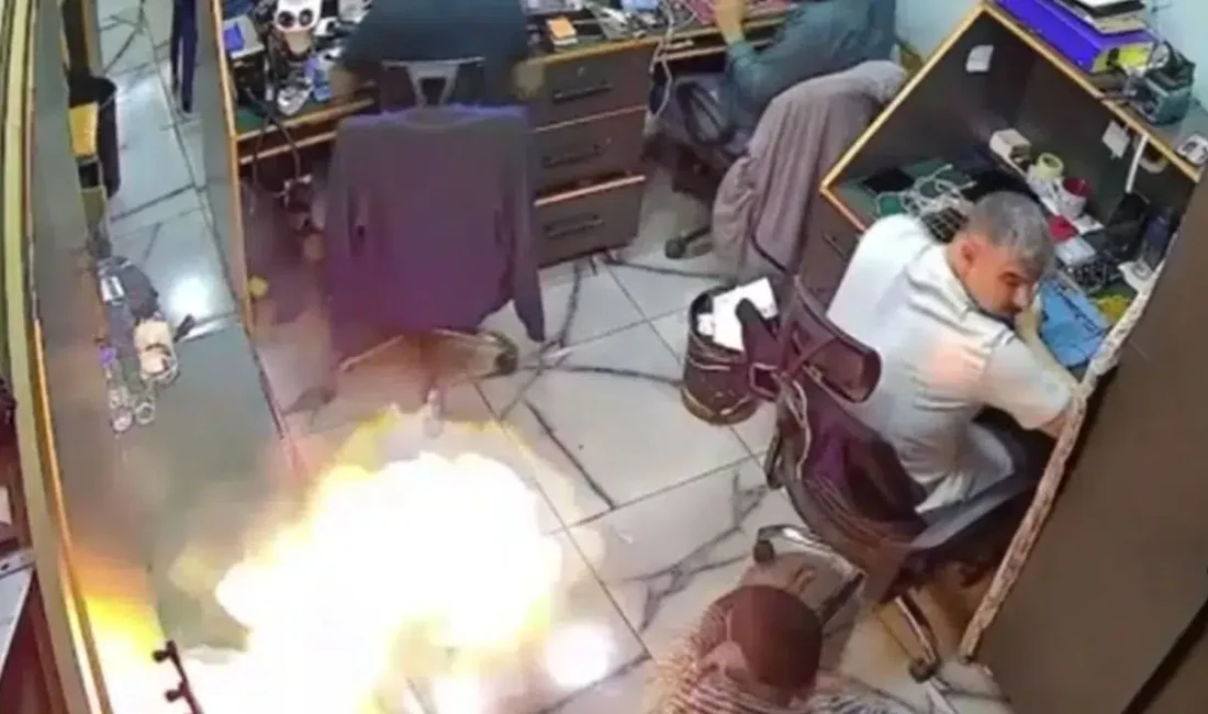 Şanlıurfa’nın Viranşehir ilçesinde bir cep telefonu tamir dükkanında şarjda olan